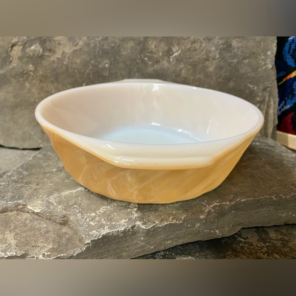 Vintage Pearlescent Peach Pyrex Casserole Dish - Picture 4 of 11